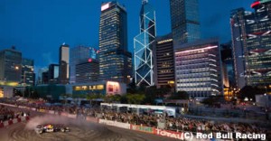 【動画】レッドブル、香港でF1デモ走行