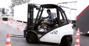 【動画】小林可夢偉、フォークリフトの運転に挑戦！