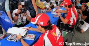 フェルナンド・アロンソとフェリペ・マッサ、笑顔で対応＝F1日本GP