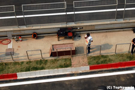 F1インドGP、土だらけのピットレーン