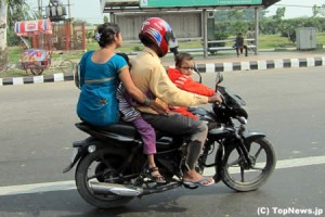 インドのバイク事情、ノーヘルメット、4人乗りは当たり前